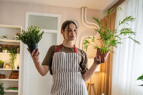 Uma Mulher Jovem Caucasiano Fêmea Stand Casa Segurar Plantas Flores — Fotografia de Stock