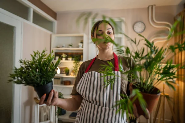 Una Mujer Joven Caucásica Hembra Pie Casa Mantenga Las Plantas —  Fotos de Stock