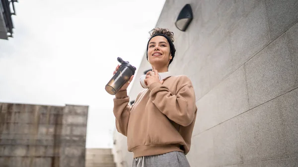 Een Jonge Vrouw Met Koptelefoon Voor Bereiden Training Hold Supplement — Stockfoto