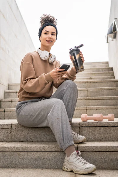 Una Mujer Joven Con Auriculares Sostener Botella Agitador Suplemento Teléfono — Foto de Stock