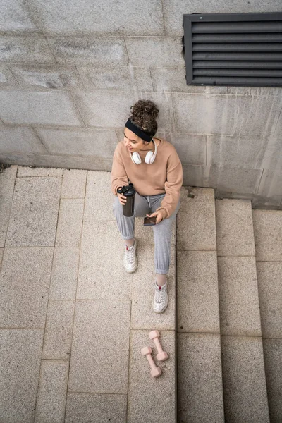 Jedna Mladá Žena Sluchátky Držet Doplněk Třepačka Láhev Smartphone Mobilní — Stock fotografie