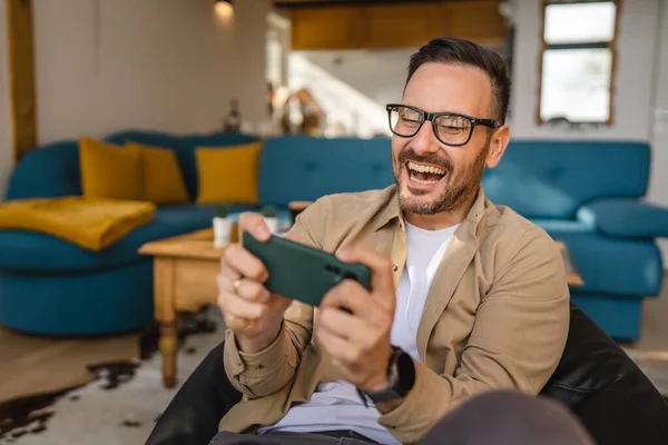 Ein Erwachsener Kaukasischer Mann Sitzt Hause Glücklich Lächelnd Videospiele Spielen — Stockfoto