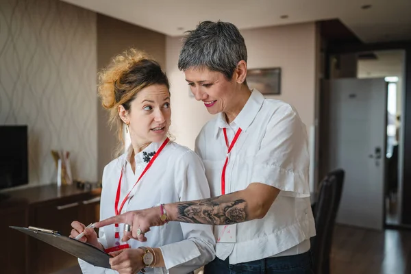Kadın Kafkasyalı Kadın Yönetici Girişimci Portresi Otel Odasındadır Konferansına Hazırlanırlar — Stok fotoğraf
