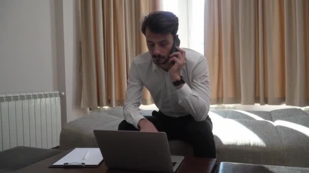 Один Взрослый Кавказский Мужчина Работает Онлайн Ноутбуке Гостиничного Номера Носить — стоковое видео