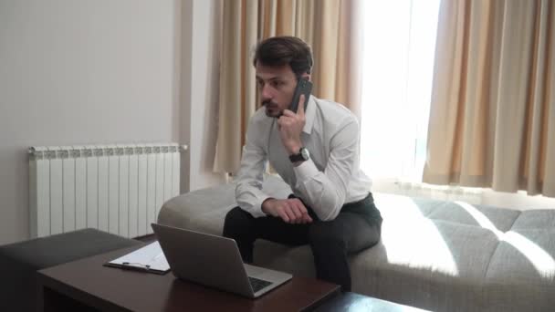 Один Взрослый Кавказский Мужчина Работает Онлайн Ноутбуке Гостиничного Номера Носить — стоковое видео