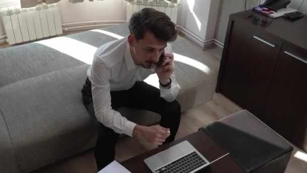 Yetişkin Bir Beyaz Erkek Otel Odasından Dizüstü Bilgisayarla Çalışıyor Gezisinde — Stok video