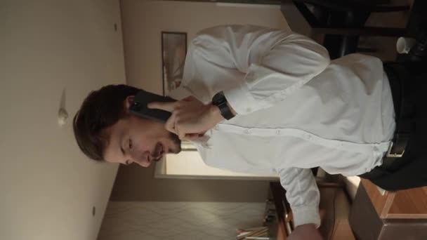 Ένας Άνδρας Ενήλικας Καυκάσιος Επιχειρηματίας Φορούν Πουκάμισο Στο Δωμάτιο Του — Αρχείο Βίντεο