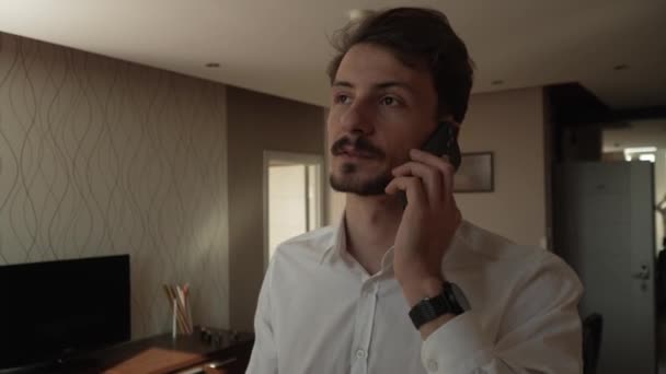 Jeden Mężczyzna Dorosły Biały Biznesmen Nosić Koszulę Pokoju Hotelowym Podczas — Wideo stockowe