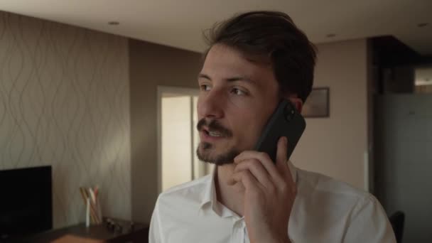 Homme Adulte Caucasien Homme Affaires Porter Chemise Dans Chambre Hôtel — Video