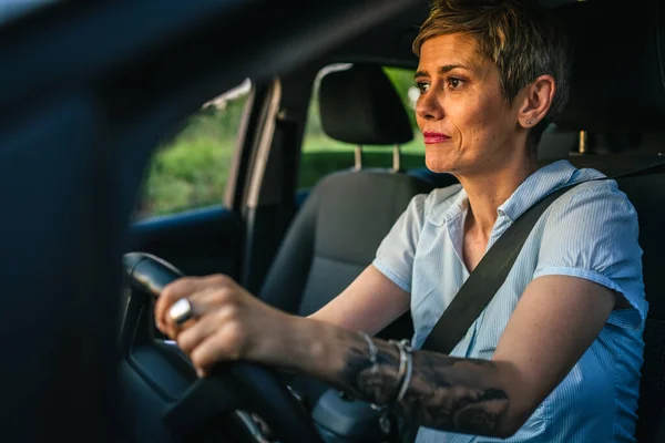 1人の女性成熟した原因アジアの高齢者のドライブ車怒り不満負の感情交通紛争負の顔の式いらいら運転者の本当の人のコピースペース — ストック写真