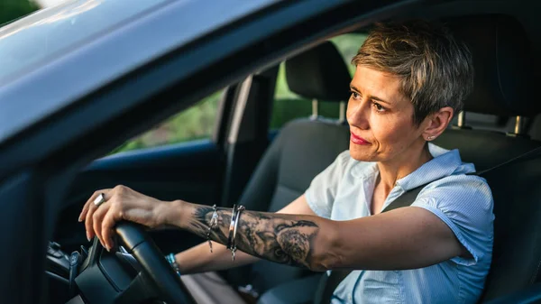 Una Donna Matura Caucasico Senior Drive Car Arrabbiato Frustrato Negativo — Foto Stock