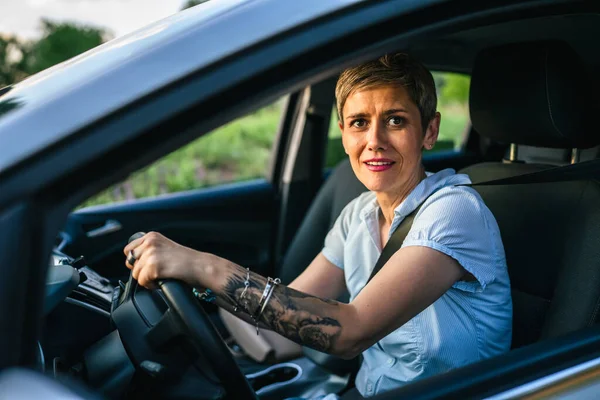 Kvinna Mogen Kaukasier Senior Drive Bil Arg Frustrerad Negativa Känslor — Stockfoto
