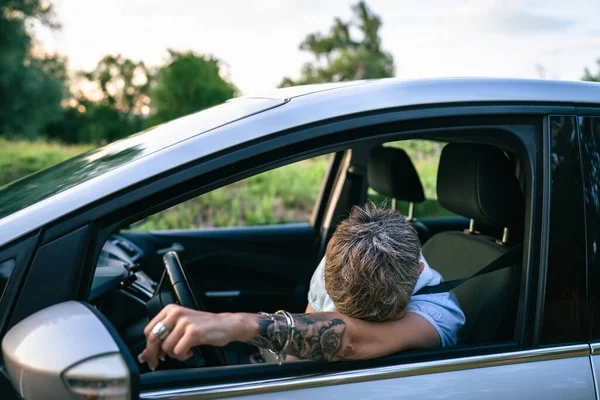 Olgun Bir Kafkas Araba Sürücüsü Sinirli Olumsuz Duygu Çatışması Olumsuz — Stok fotoğraf