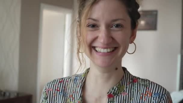 Uma Mulher Feliz Caucasiano Feminino Casa Apartamento Hotel Com Xícara — Vídeo de Stock
