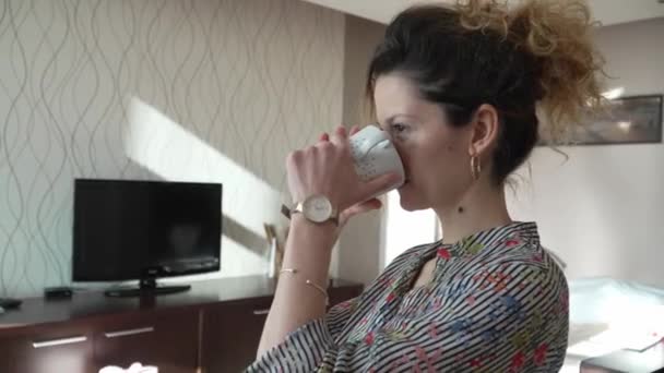 Egy Boldog Kaukázusi Áll Otthon Vagy Hotel Apartman Csésze Kávé — Stock videók