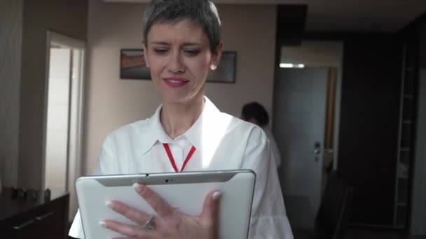Kadın Girişimci Takım Lideri Otel Odasında Meslektaşlarının Önünde Duruyor Konferansına — Stok video