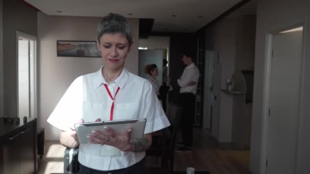 Kobieta Przedsiębiorca Zespół Lider Stoją Przed Jej Koledzy Pokoju Hotelowym — Wideo stockowe