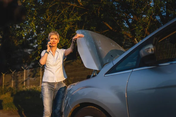 One Woman Mature Female Standing Road Evening Sunset Broken Vehicle — 스톡 사진