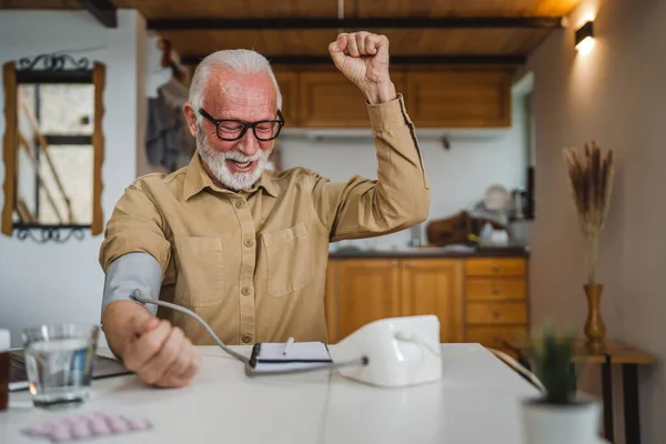 Egy Férfi Boldog Időskorú Fehér Férfi Szakállal Egészséges Ünneplik Használja — Stock Fotó