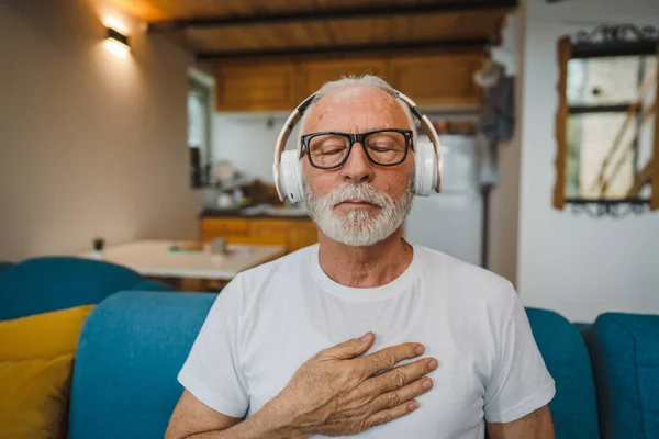 Üst Düzey Kafkas Erkek Gözleri Kulaklıklarla Evde Otururken Yoga Meditasyon — Stok fotoğraf