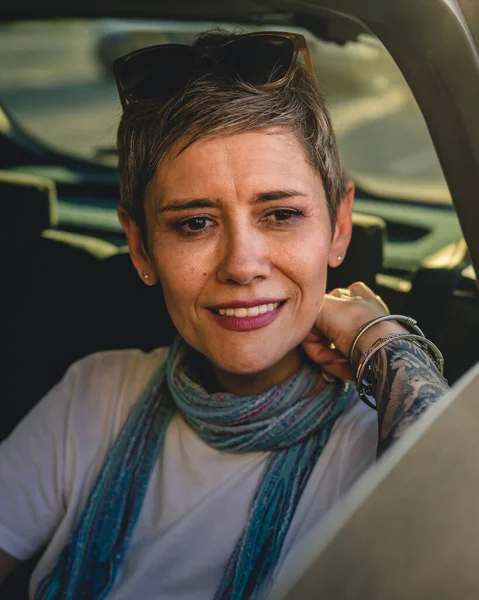 Одна Зріла Жінка Біла Жінка Сидить Задньому Сидінні Автомобіля Дивлячись — стокове фото