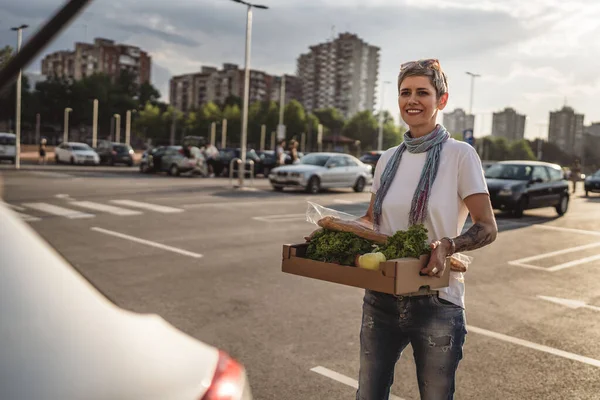 Uma Mulher Madura Caucasiana Fêmea Estacionamento Carro Frente Supermercado Mercearia — Fotografia de Stock