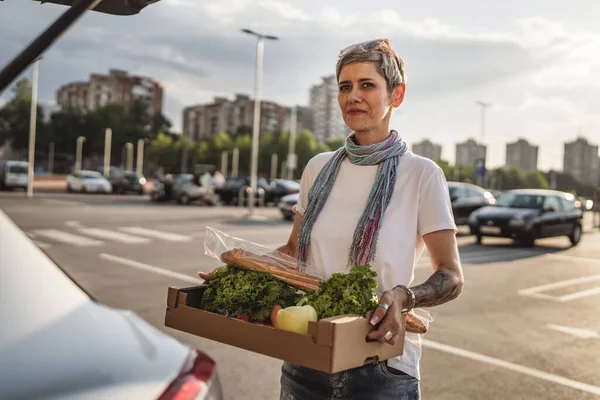 Jedna Žena Zralý Kavkazský Žena Stojící Parkovišti Auto Před Supermarket — Stock fotografie