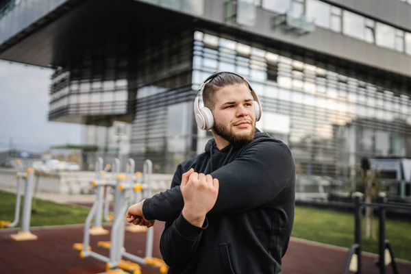 Man Stretching Voor Training Open Fitnessruimte Buiten Dag Stad Echte — Stockfoto