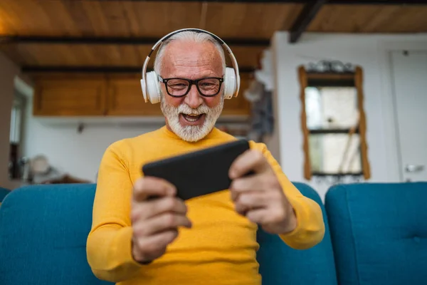 Ein Älterer Kaukasischer Mann Sitzt Hause Glücklich Lächelnd Videospiele Spielen — Stockfoto