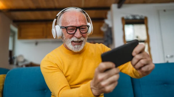 Anciano Viejo Hombre Caucásico Sentarse Casa Feliz Sonrisa Jugar Videojuegos —  Fotos de Stock