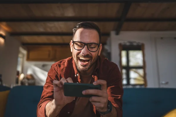 Homem Caucasiano Adulto Senta Casa Sorriso Feliz Jogar Jogos Vídeo — Fotografia de Stock