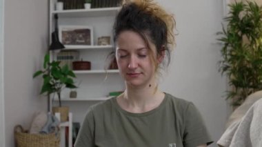 Yetişkin bir kadın Kafkas kadın evde meditasyon yapıyor.