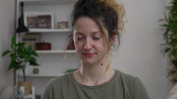 Eine Erwachsene Kaukasische Frau Übt Meditation Hause — Stockvideo