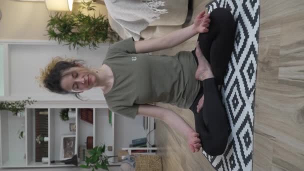 Una Donna Adulta Caucasica Pratica Femminile Meditazione Casa — Video Stock