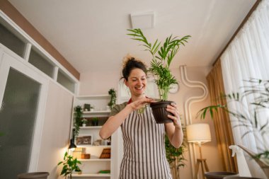 Yetişkin bir kadın, beyaz kadın bahçıvan ya da çiçekçi ev bahçelerinde çiçek yetiştirip, fotokopi çekiyorlar.