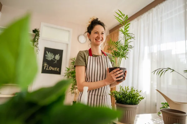Una Joven Mujer Caucásica Mujer Jardinero Florista Retrato Cuidar Cultivar —  Fotos de Stock