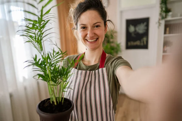 Una Joven Mujer Caucásica Mujer Jardinero Florista Retrato Cuidar Cultivar —  Fotos de Stock