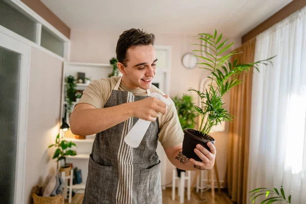 Jeden Dospělý Muž Kavkazský Zahradník Nebo Květinářství Pečovat Kultivovat Domácí — Stock fotografie