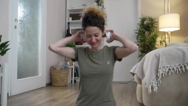 Seorang Wanita Dewasa Berprofesi Sebagai Pemandu Meditasi Rumah — Stok Video