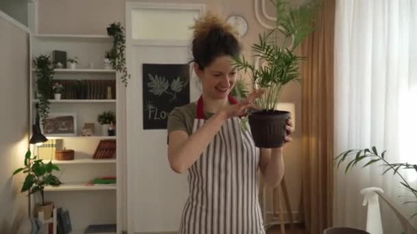 Uma Mulher Adulta Branco Jardineiro Feminino Florista Cuidar Cultivar Plantas — Vídeo de Stock