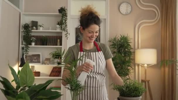 Une Femme Adulte Jardinière Fleuriste Caucasienne Prend Soin Cultive Des — Video