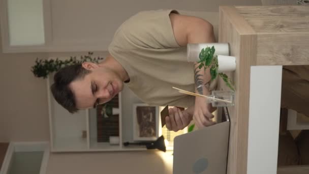 Een Man Volwassen Blanke Man Zitten Thuis Gelukkig Glimlach Laptop — Stockvideo