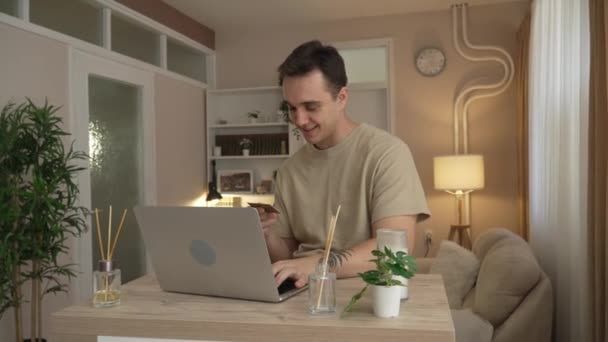 Uomo Adulto Maschio Caucasico Sedersi Casa Felice Sorriso Computer Portatile — Video Stock