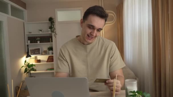 Jeden Muž Dospělý Kavkazský Muž Sedět Doma Šťastný Úsměv Notebooku — Stock video