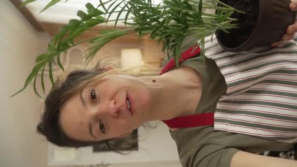 Одна Молода Жінка Садівник Або Портрет Флориста Піклується Культивує Вітчизняні — стокове відео