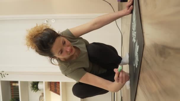 Μια Γυναίκα Σχεδιάστρια Γυναίκα Σχεδιάστρια Ζωγραφίζει Στο Πάτωμα Κιμωλία — Αρχείο Βίντεο