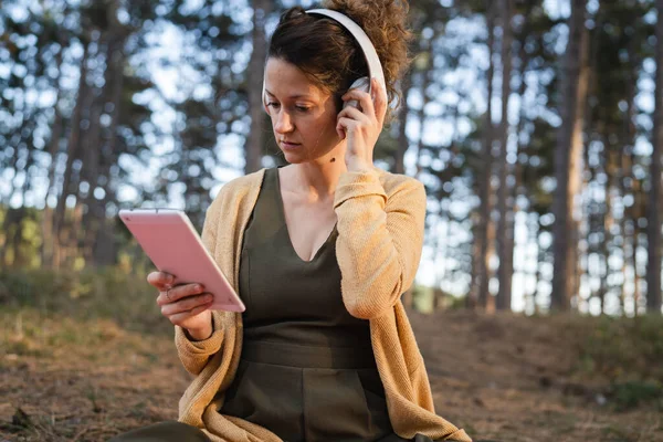 Bir Yetişkin Kadın Parkta Ormanda Tek Başına Oturmuş Dijital Tablet — Stok fotoğraf