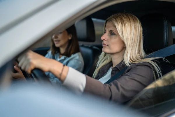 Duas Mulheres Dirigem Carro Viajam Maduras Caucasianas Amigas Estrada Automóvel — Fotografia de Stock