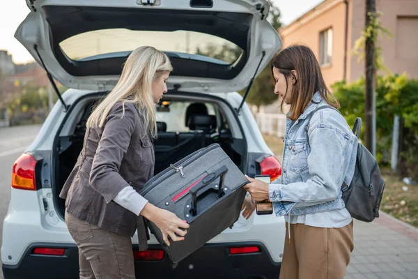 Twee Vrouwen Vrouwelijke Kaukasische Vrienden Pakken Tassen Kofferbak Van Auto — Stockfoto