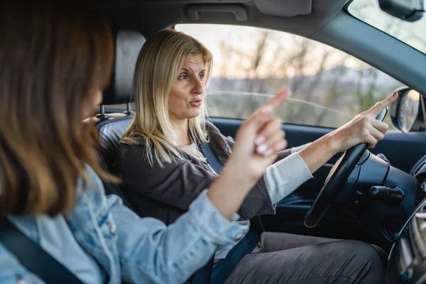 車で2人の女性が運転成熟した原因アジアの女性の友人自動車で道路上の現実の人々はスペースをコピー — ストック写真